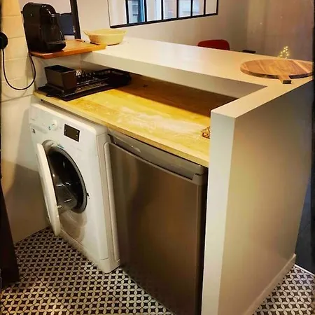 Typical Parisian Stylish One Bedroom パリ